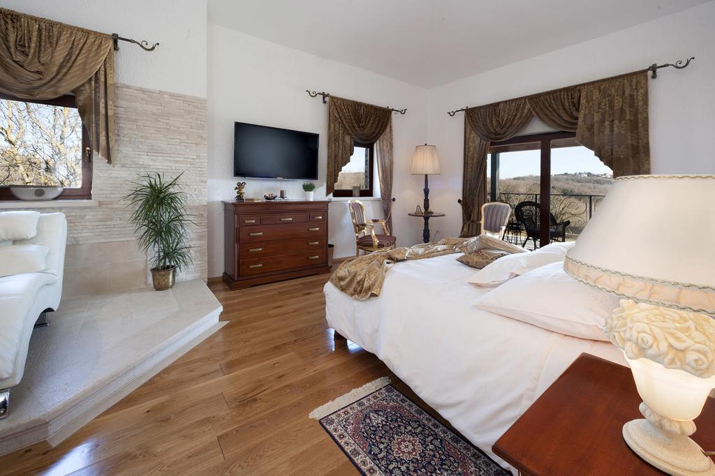Villa Castello Rausch Valkarin Room photo