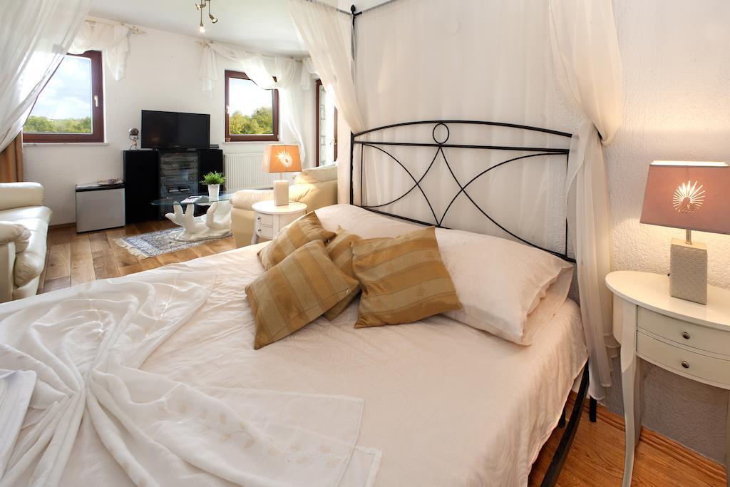 Villa Castello Rausch Valkarin Room photo